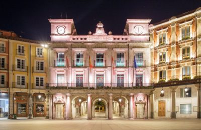 Słupecki magistrat w biało-czerwonych barwach na 1060. rocznicę Chrztu Polski