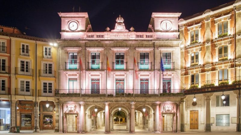 Słupecki magistrat w biało-czerwonych barwach na 1060. rocznicę Chrztu Polski