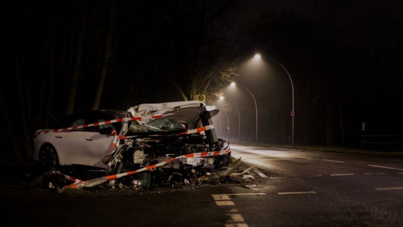 Kolizja busa z ciężarówką w Strzałkowie. Jedna osoba poszkodowana