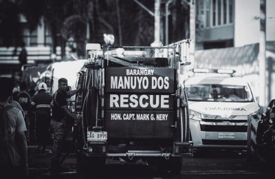 Interwencja służb w Drążnej. Kobieta zasłabła w zamkniętym mieszkaniu