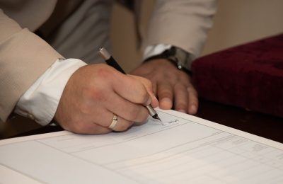Wsparcie dla lokalnych inicjatyw: Powiat Słupecki podpisał umowy z organizacjami pozarządowymi