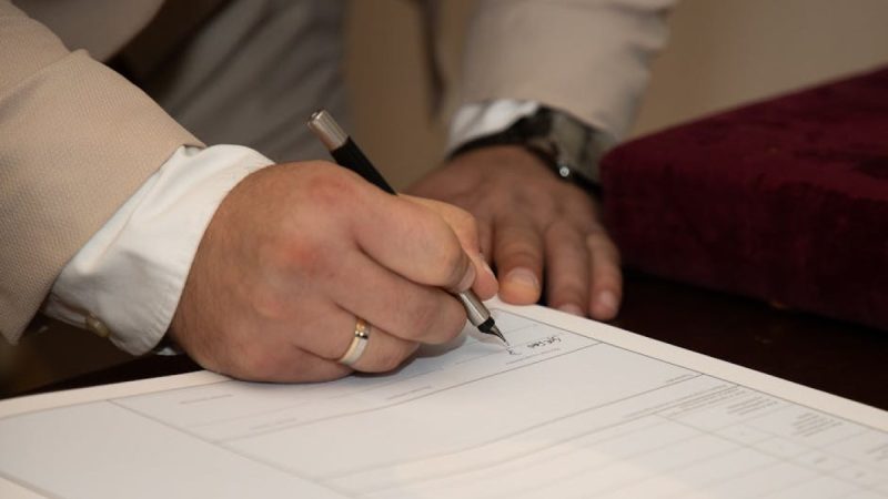 Wsparcie dla lokalnych inicjatyw: Powiat Słupecki podpisał umowy z organizacjami pozarządowymi