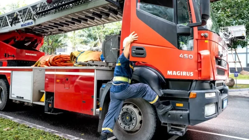 Pożar maszyny rolniczej w Dąbrowie. Służby ugasiły płonący ciągnik