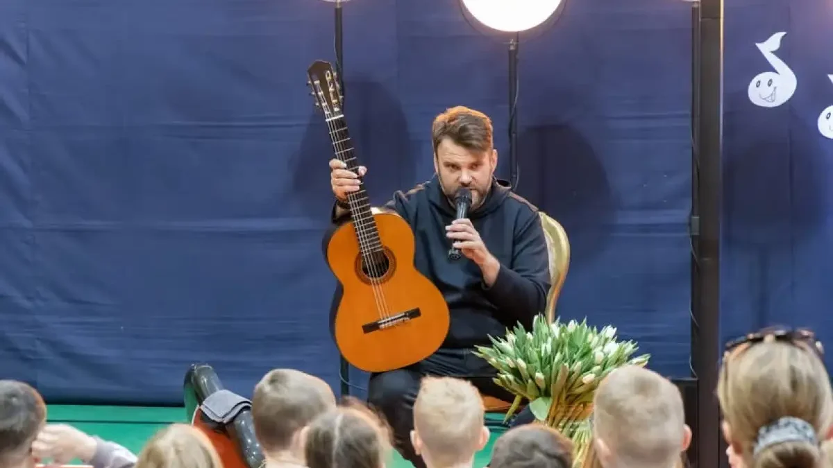 Muzyczna podróż z wirtuozem gitary w szkole w Wólce