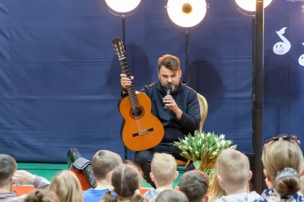 Muzyczna podróż z wirtuozem gitary w szkole w Wólce
