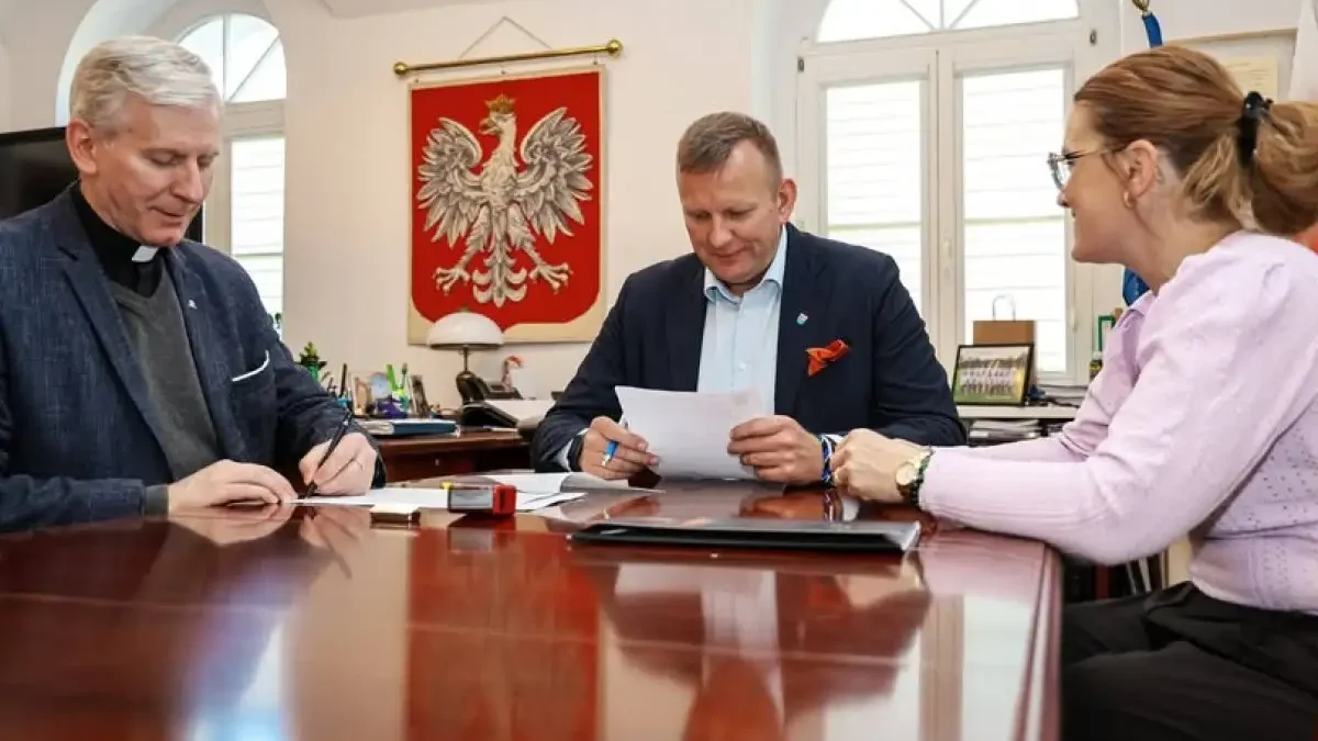 Dotacja na renowację zabytkowych wrót w Lądzie. Powiat Słupecki wspiera ochronę dziedzictwa