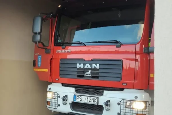 Pożar traw w Sługocinie – interwencja strażaków z powiatu słupeckiego
