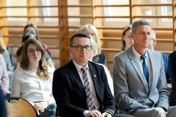 Słupeccy absolwenci technikum usłyszeli: „Świat potrzebuje ludzi, którzy potrafią zamienić wiedzę w działanie”