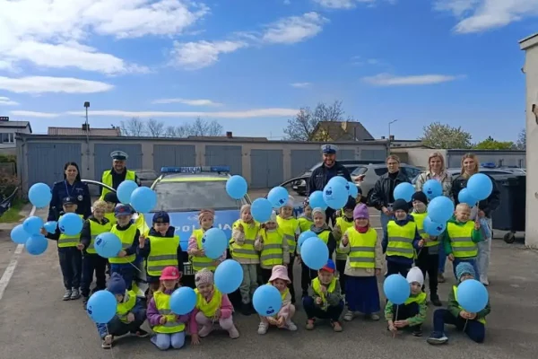Przedszkolaki ze Strzałkowa i Kowalewa Opactwa z wizytą w słupeckiej komendzie policji