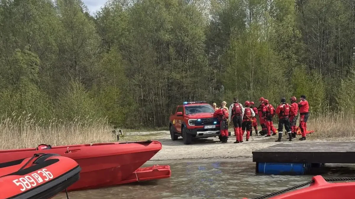 Nowoczesny sprzęt ratowniczy i szybka reakcja służb uratowały cztery osoby po wywróceniu żaglówki na Jeziorze Powidzkim