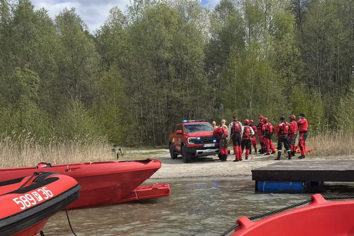 Nowoczesny sprzęt ratowniczy i szybka reakcja służb uratowały cztery osoby po wywróceniu żaglówki na Jeziorze Powidzkim