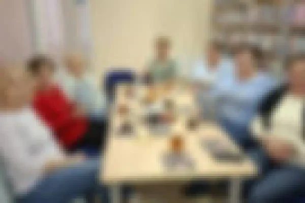 Za zamkniętymi drzwiami: Dyskusja o mrocznej stronie idealnego małżeństwa w bibliotece w Przyjmie