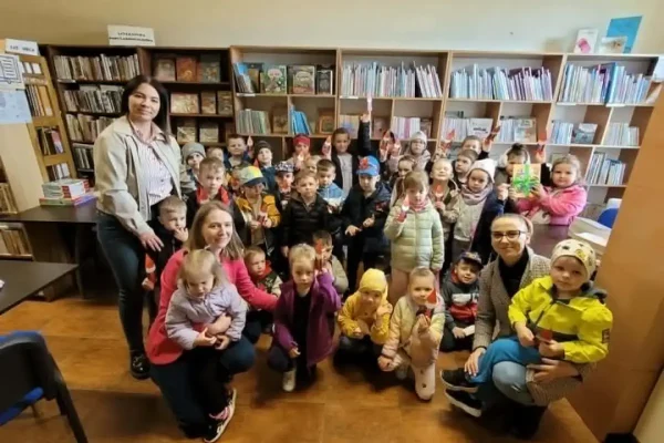 Przedszkolaki z Młodojewa odkrywały tajniki książek podczas wizyty w bibliotece
