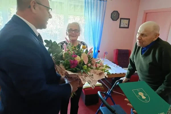 65 lat małżeństwa Państwa Orwatów. Wójt Gminy Słupca złożył życzenia diamentowym jubilatom
