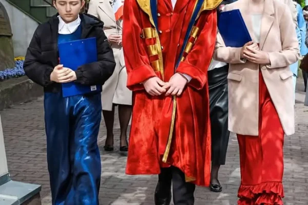 Uczniowie ze Słupcy rozpoczęli majowe świętowanie. Biało-czerwony pochód na Placu Wolności