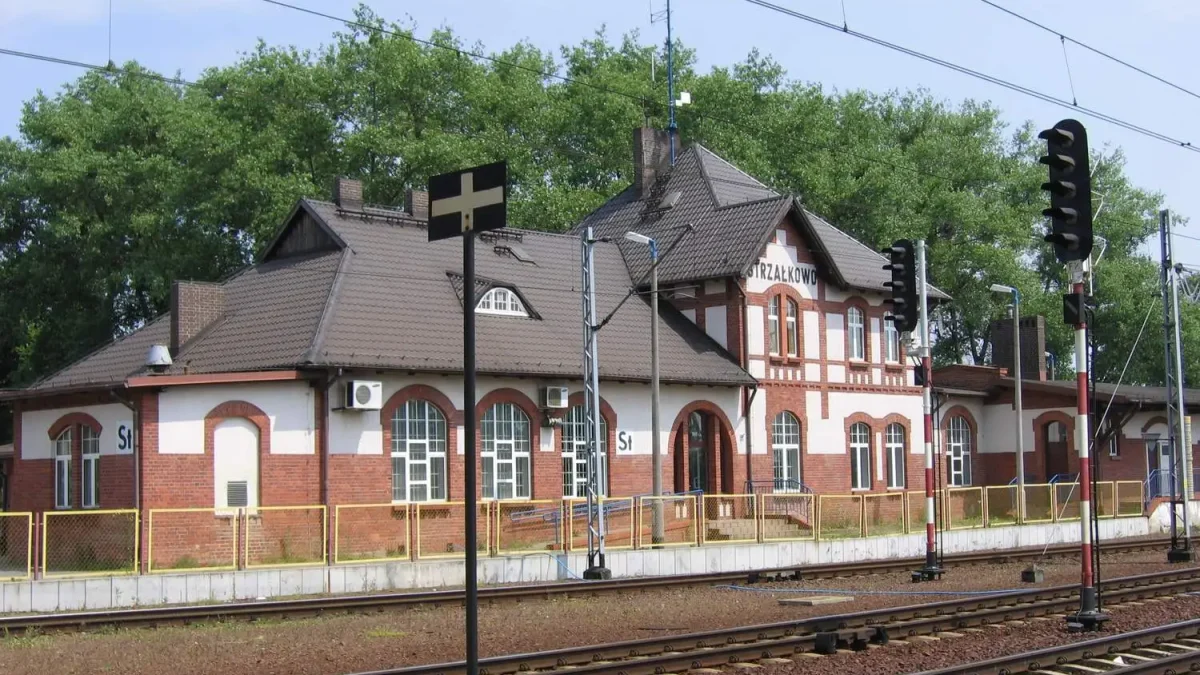 Strzałkowo – dworzec kolejowy i atrakcje w gminie na trasie Poznań–Warszawa