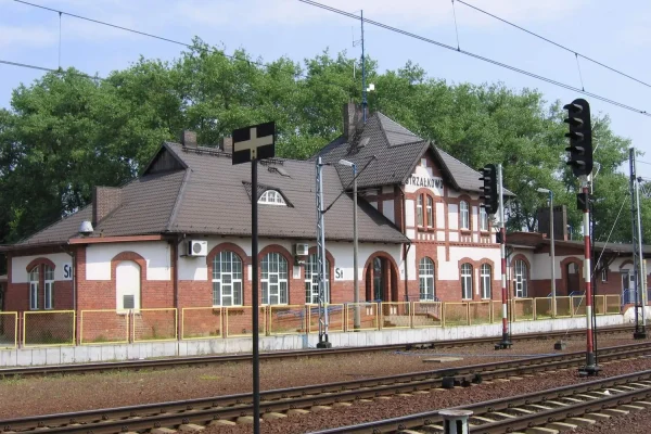 Strzałkowo – dworzec kolejowy i atrakcje w gminie na trasie Poznań–Warszawa