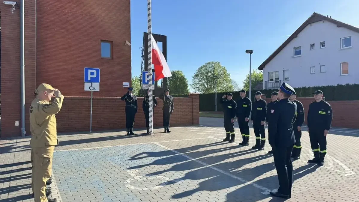 Uroczysta zmiana służby w słupieckiej straży pożarnej z okazji Dnia Flagi
