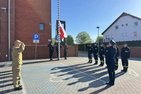 Uroczysta zmiana służby w słupieckiej straży pożarnej z okazji Dnia Flagi