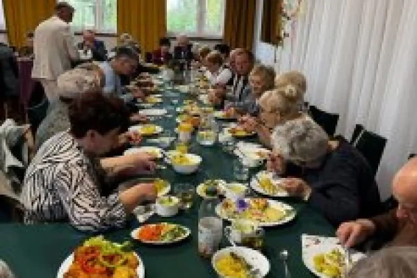 Seniorzy z Lądu nad Wartą łączą pokolenia przy wspólnym stole