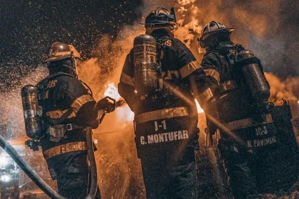 Pożar posesji w Strzałkowie. Służby ratownicze na miejscu zdarzenia