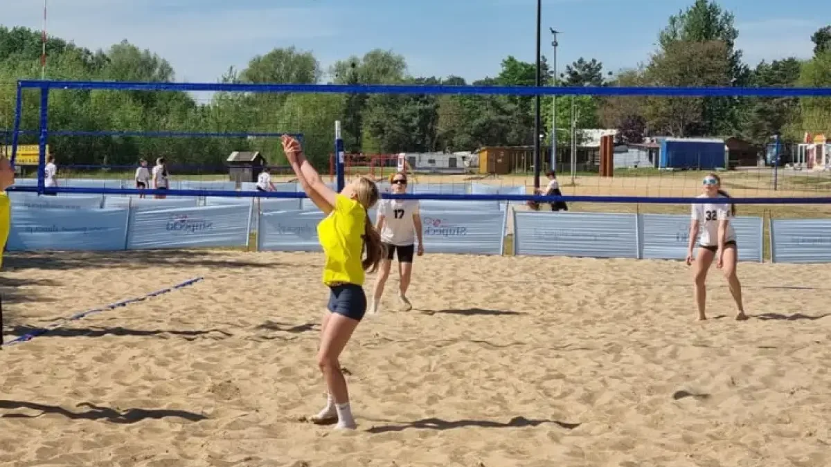 Siatkarskie emocje na plaży w Przybrodzinie. Młodzież z powiatu słupeckiego walczyła o mistrzostwo