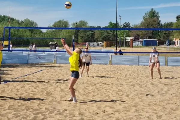 Siatkarskie emocje na plaży w Przybrodzinie. Młodzież z powiatu słupeckiego walczyła o mistrzostwo