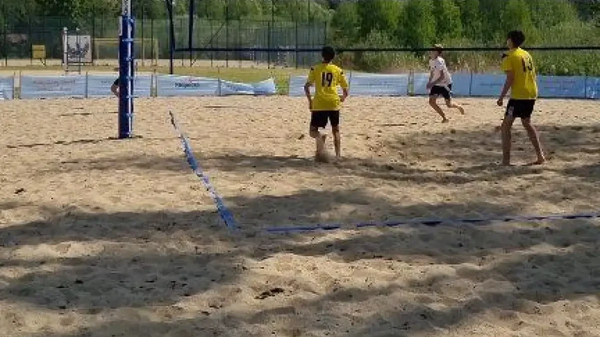 Młodzieżowe mistrzostwa w siatkówce plażowej zainaugurowały sezon na boiskach w Przybrodzinie