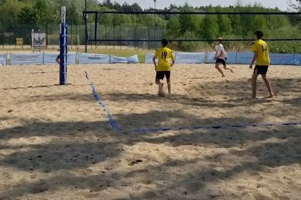 Młodzieżowe mistrzostwa w siatkówce plażowej zainaugurowały sezon na boiskach w Przybrodzinie