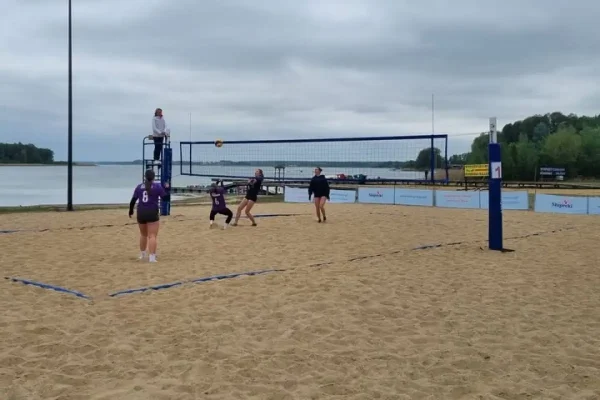 Młodzież rywalizowała w siatkówce plażowej w Przybrodzinie. Kolejny etap już w środę