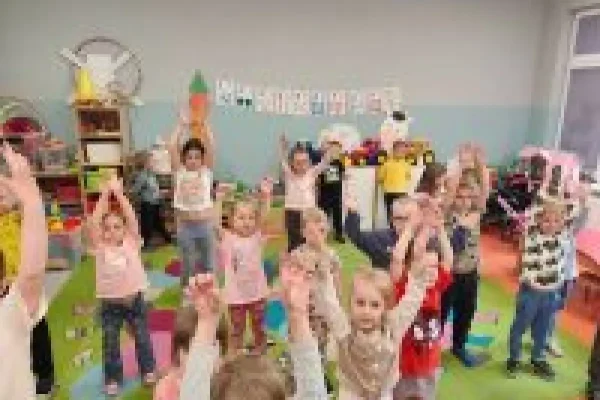 Zumba i dobra zabawa: Przedszkolaki z Ciążenia poznały tajniki tańca współczesnego