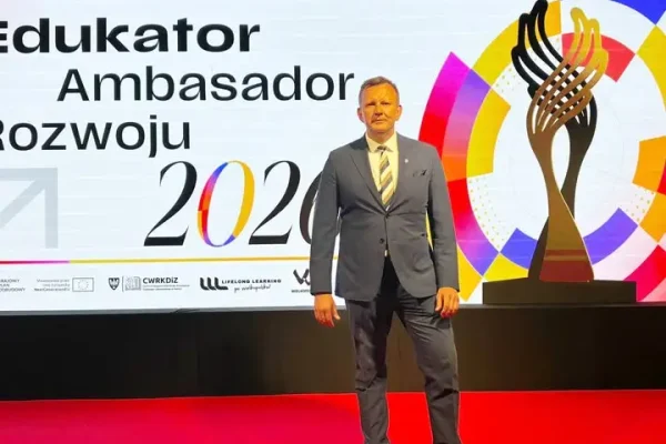 Starosta Marek Dąbrowski z tytułem Edukator – Ambasador Rozwoju